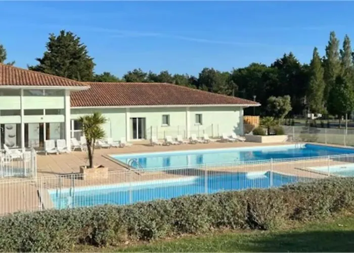 Petite Maison Chaleureuse Avec Piscine